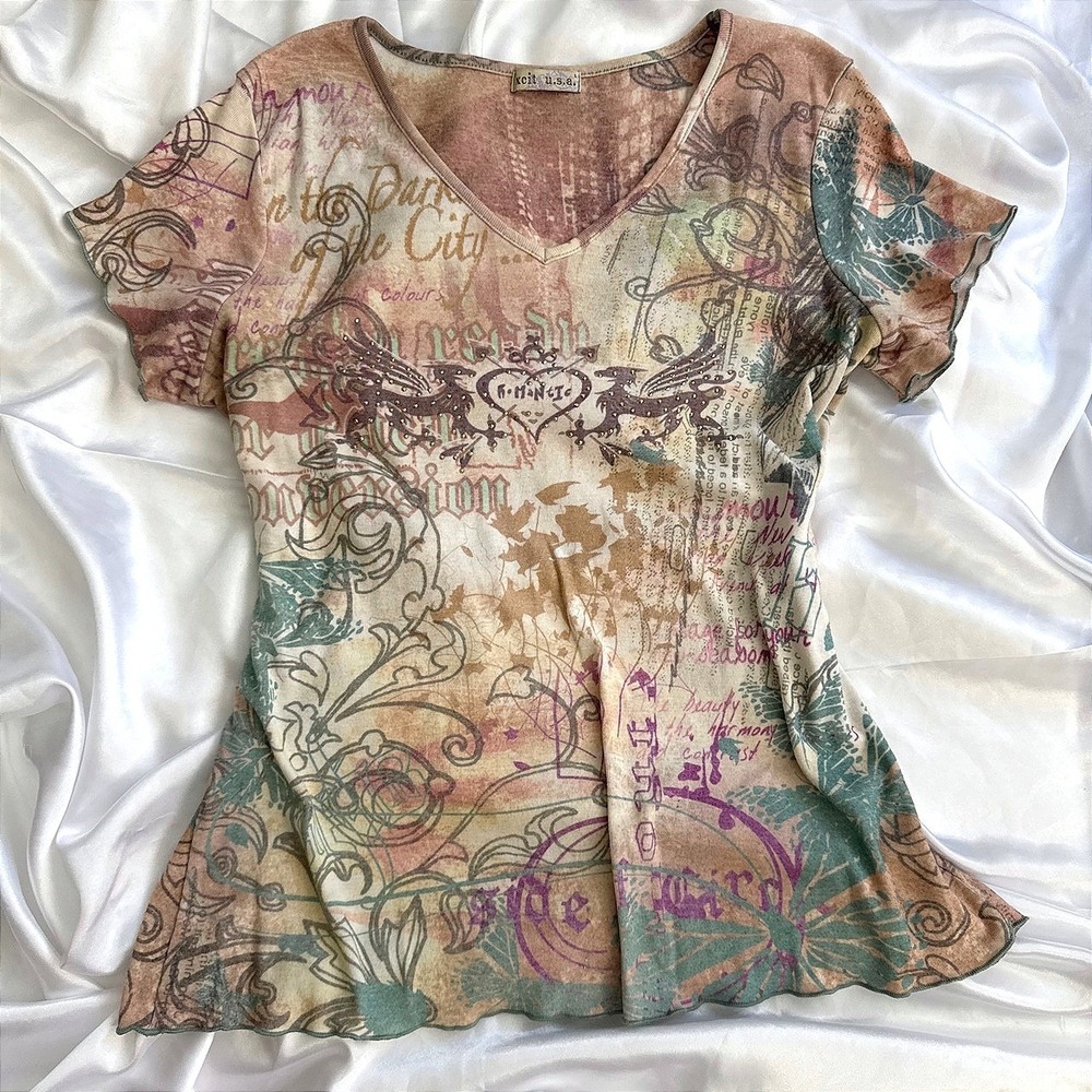 Xcit USA Womens Y2K Graphic Print V-Neck Top Rhinestone Lettuce Edge Earthy Tan